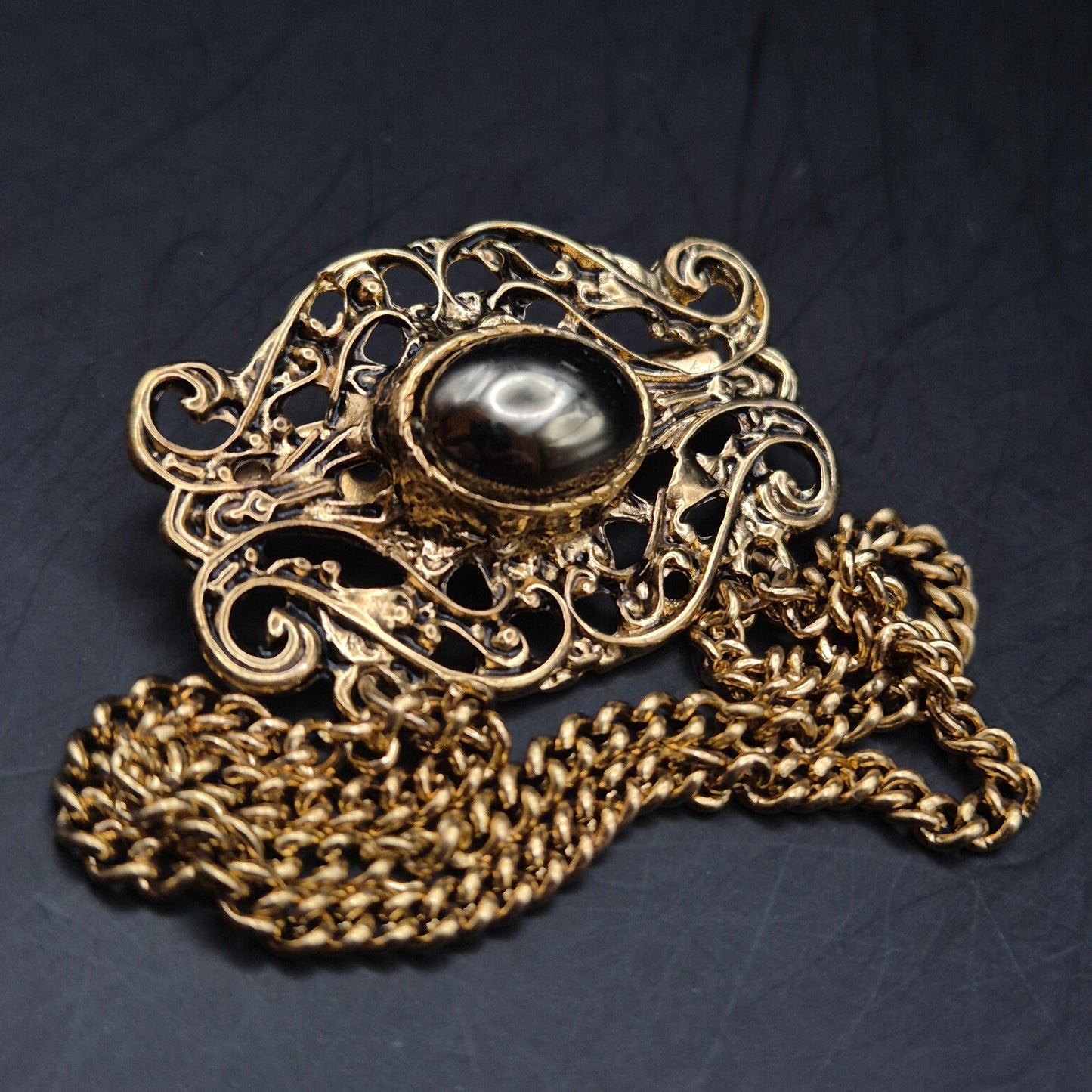 Edle Vintage Brosche mit Kette – Barockes Design in Gold Optik
