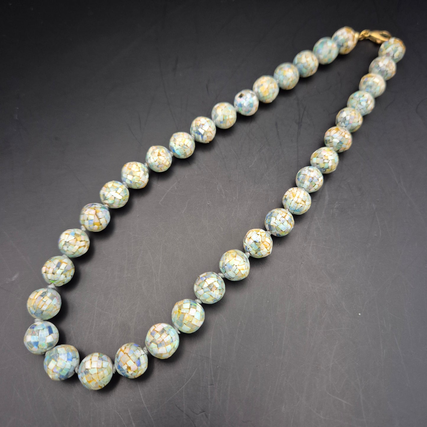 Elegante Mosaik-Perlen Kette – Schimmerndes Design in Blau und Gold