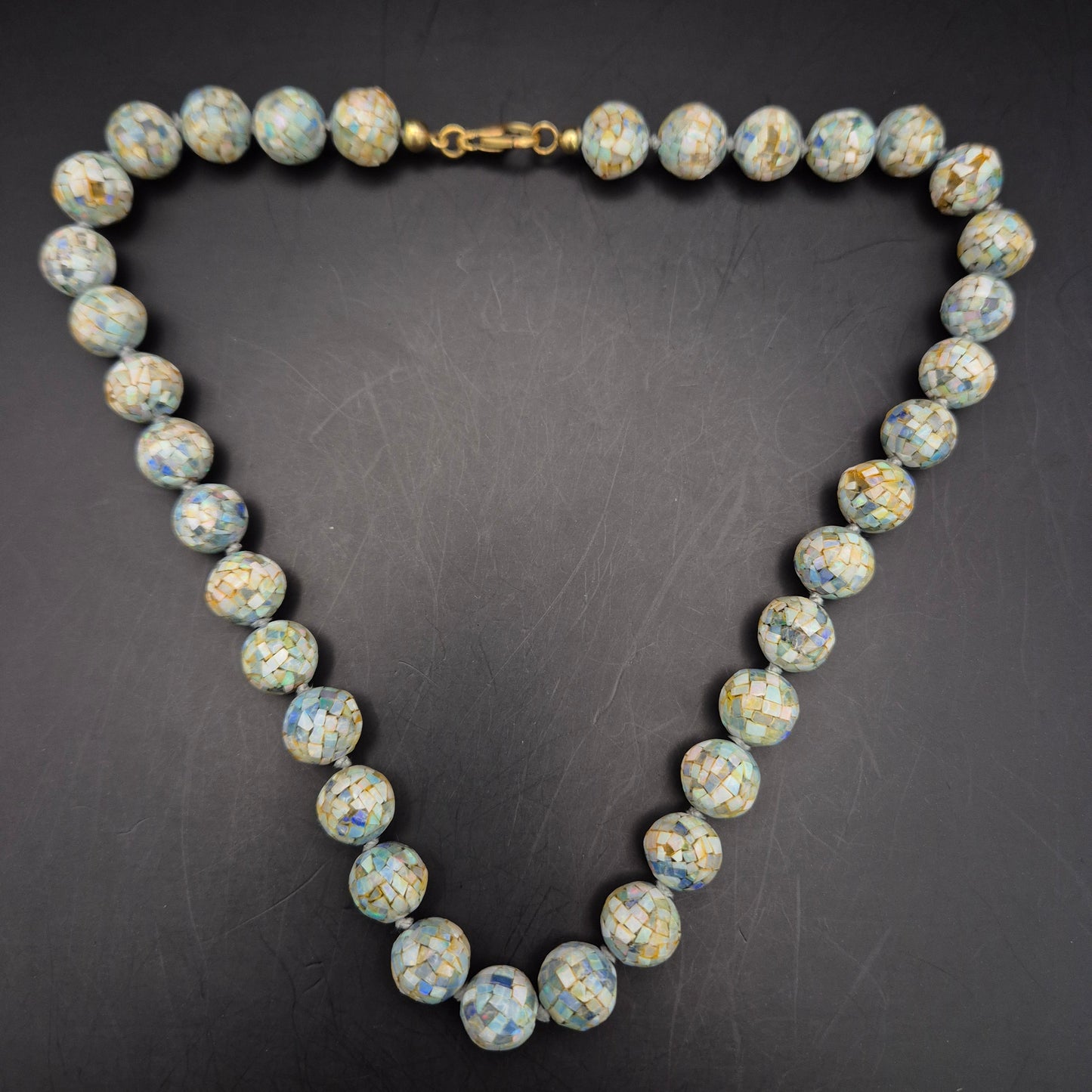 Elegante Mosaik-Perlen Kette – Schimmerndes Design in Blau und Gold