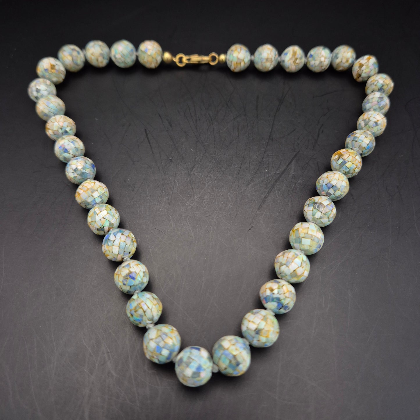 Elegante Mosaik-Perlen Kette – Schimmerndes Design in Blau und Gold
