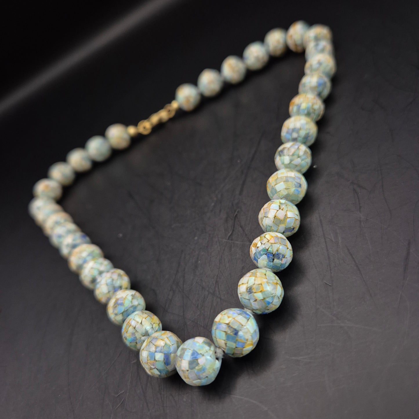 Elegante Mosaik-Perlen Kette – Schimmerndes Design in Blau und Gold