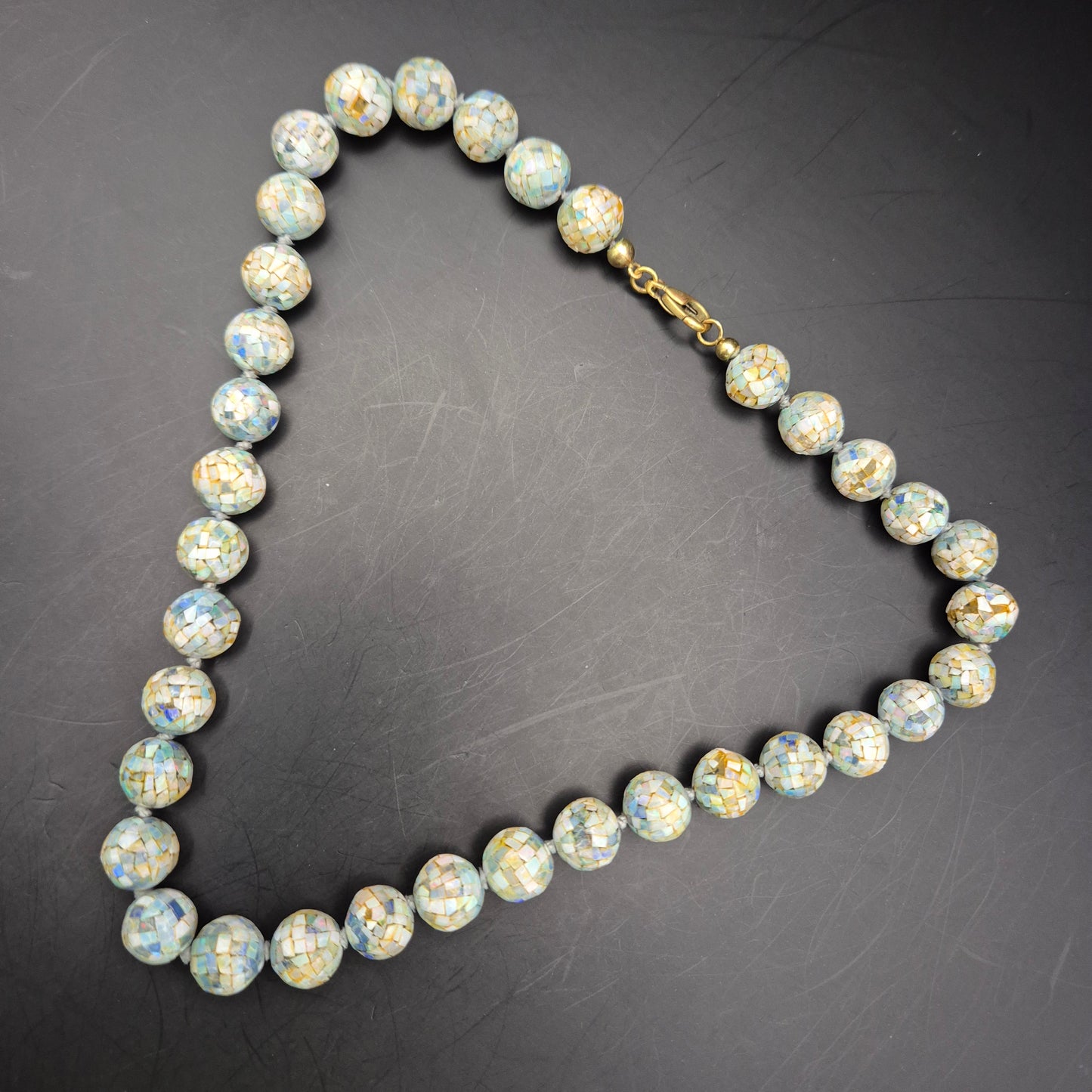Elegante Mosaik-Perlen Kette – Schimmerndes Design in Blau und Gold