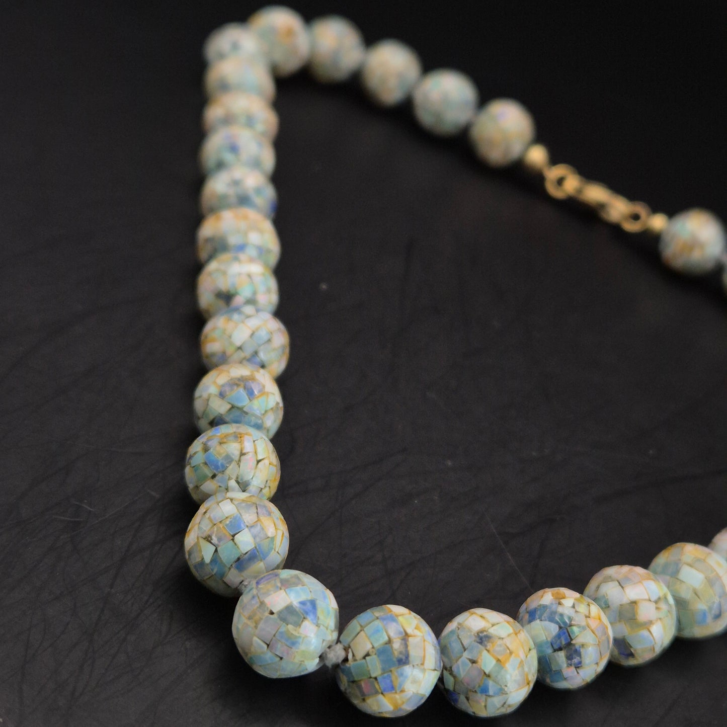 Elegante Mosaik-Perlen Kette – Schimmerndes Design in Blau und Gold