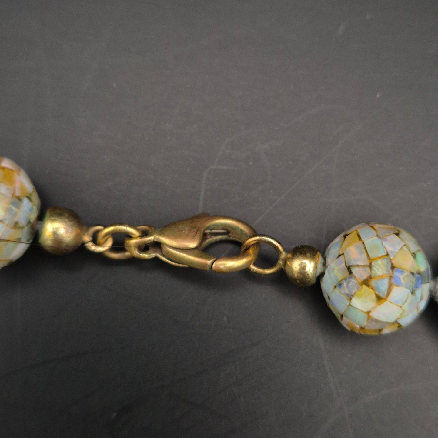 Elegante Mosaik-Perlen Kette – Schimmerndes Design in Blau und Gold