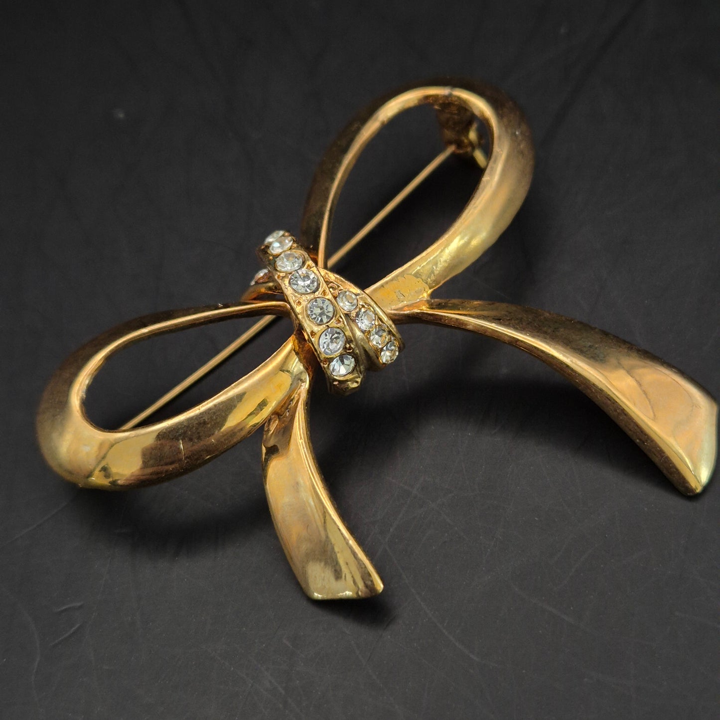 Eleganter Goldfarbener Brosche Schleife – Klassisches Design mit Kristallen