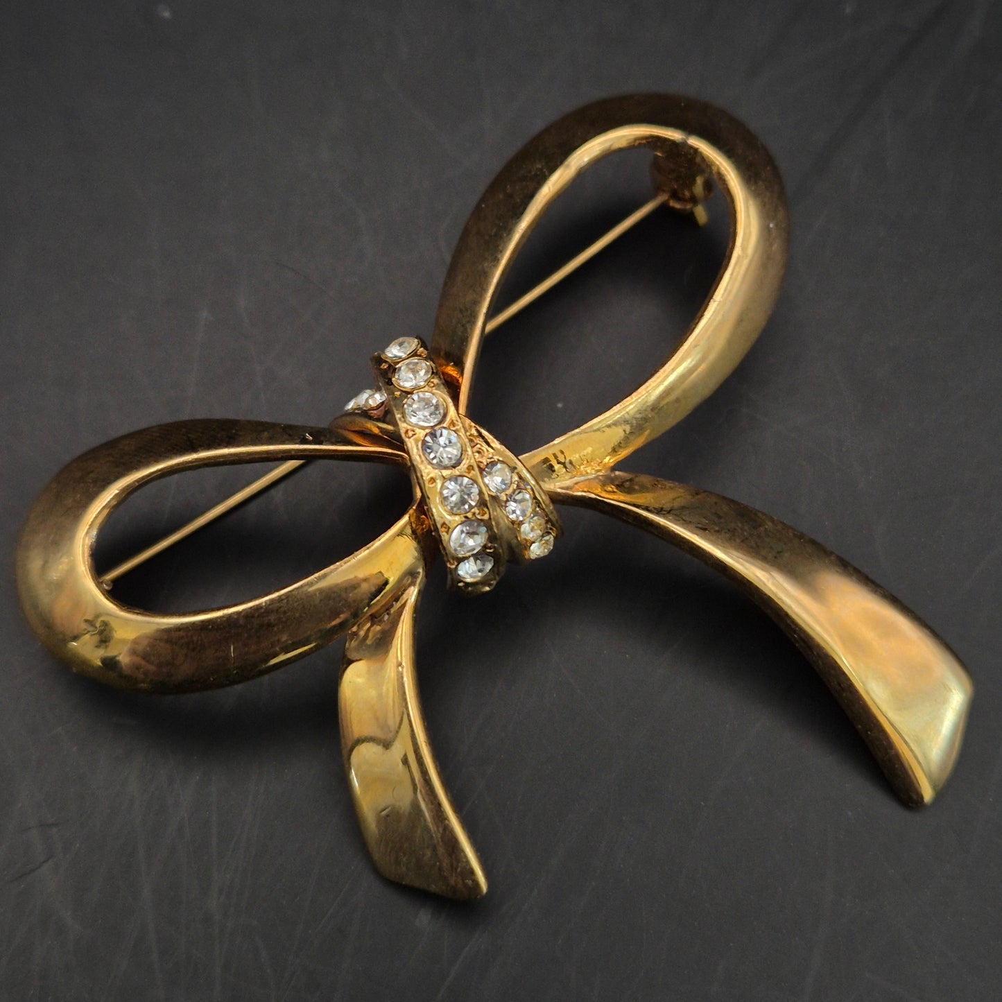 Eleganter Goldfarbener Brosche Schleife – Klassisches Design mit Kristallen