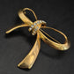 Eleganter Goldfarbener Brosche Schleife – Klassisches Design mit Kristallen