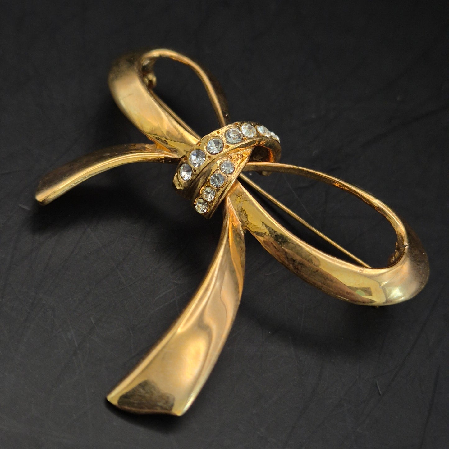 Eleganter Goldfarbener Brosche Schleife – Klassisches Design mit Kristallen