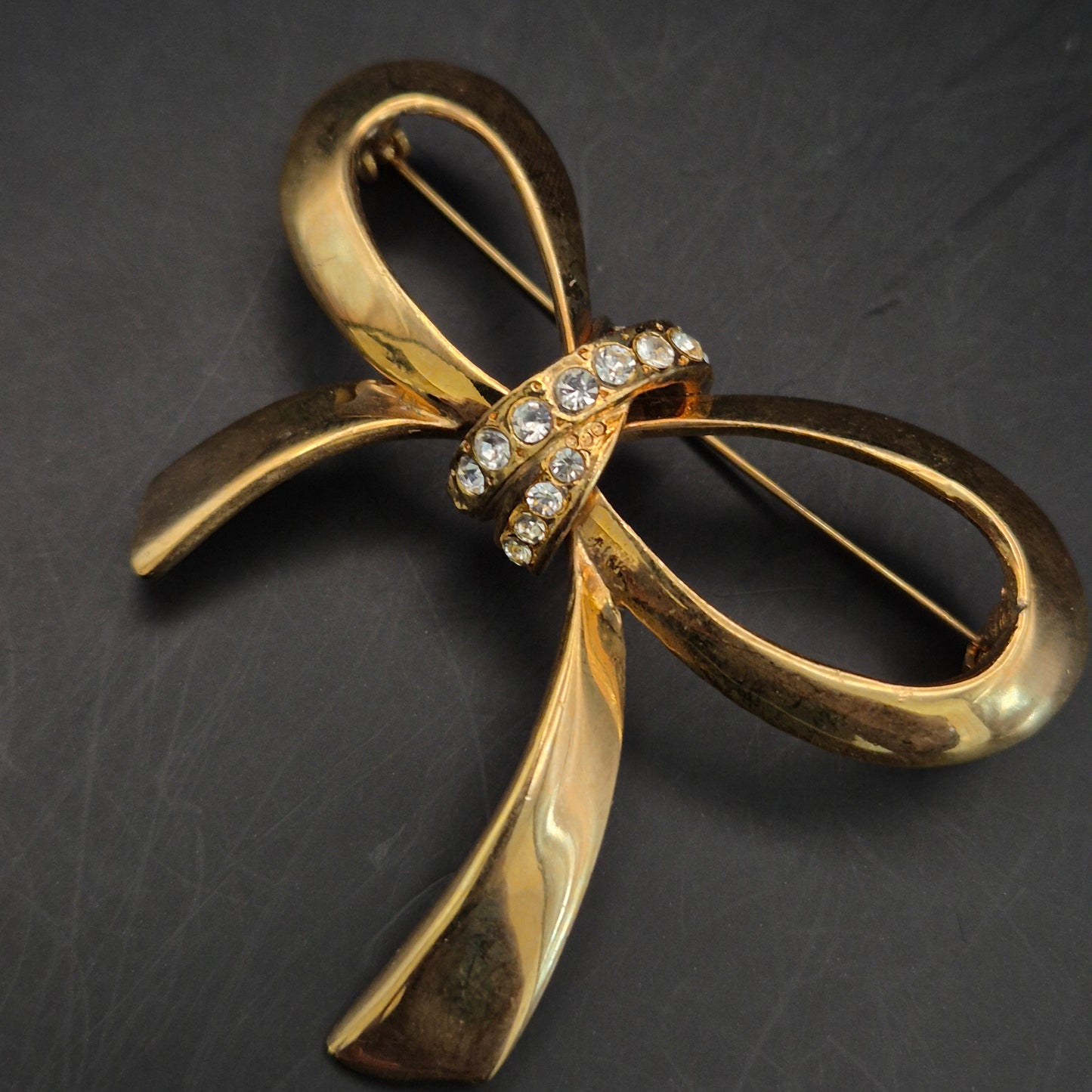 Eleganter Goldfarbener Brosche Schleife – Klassisches Design mit Kristallen