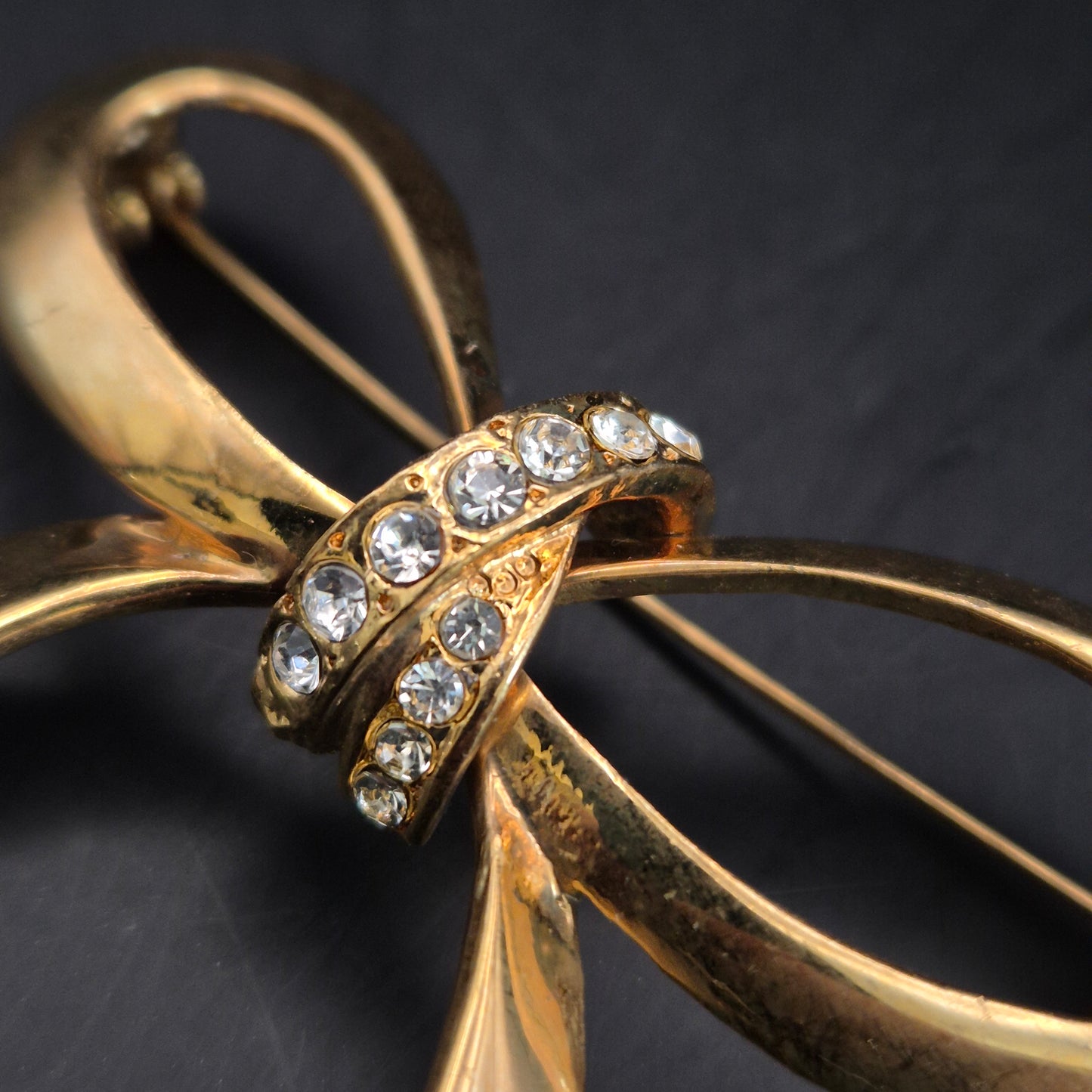 Eleganter Goldfarbener Brosche Schleife – Klassisches Design mit Kristallen