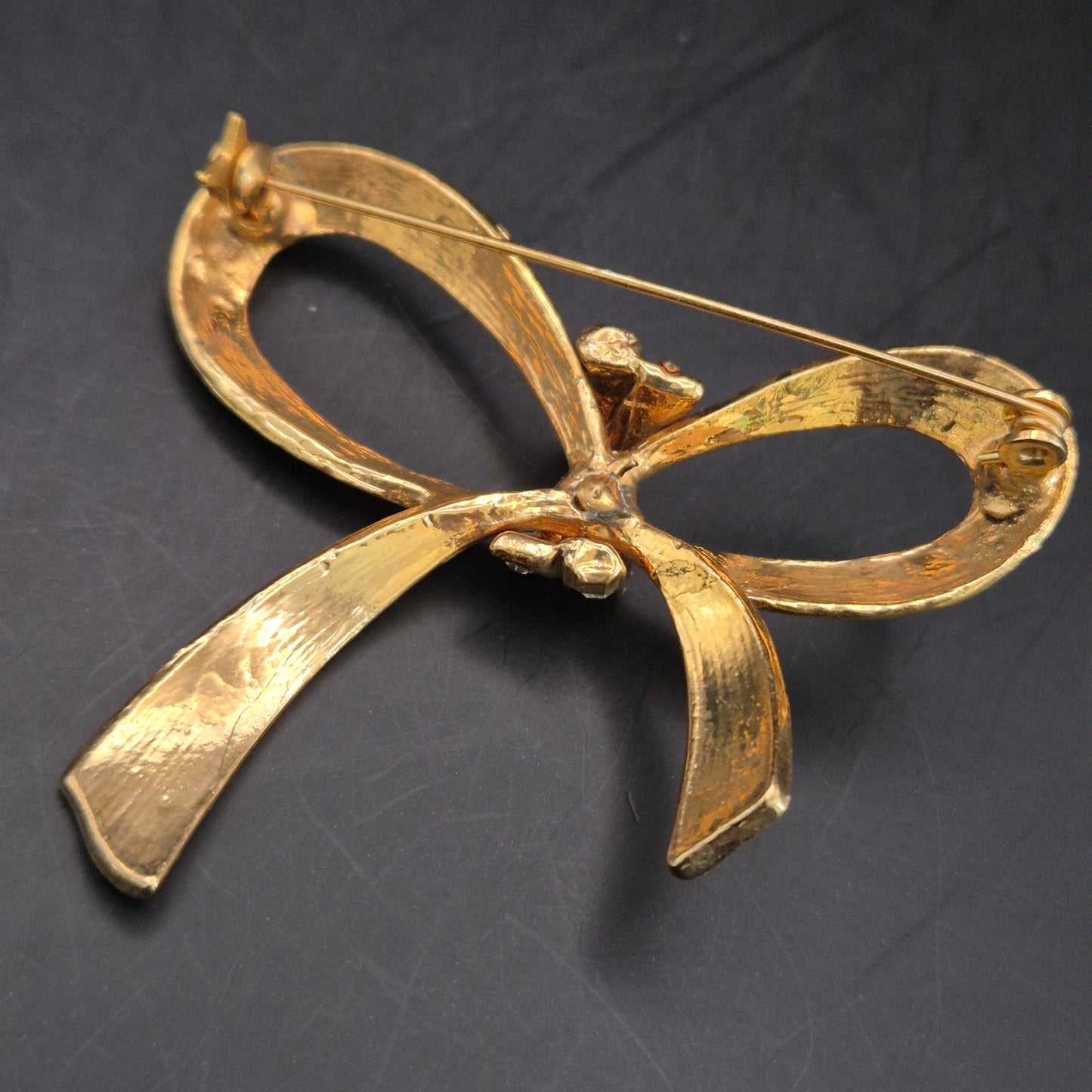 Eleganter Goldfarbener Brosche Schleife – Klassisches Design mit Kristallen