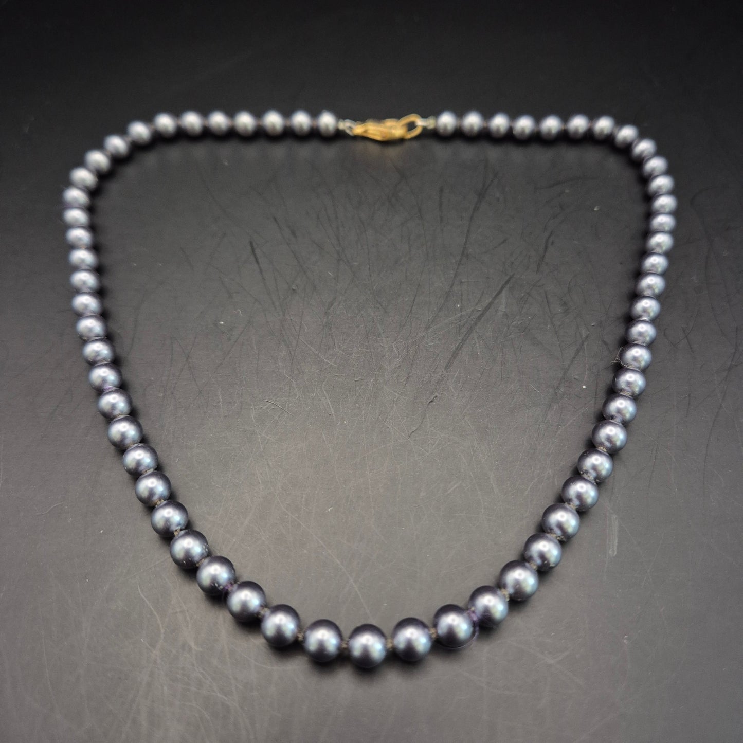 Edle Perlen Kette in Anthrazit – Klassische Eleganz für Damen