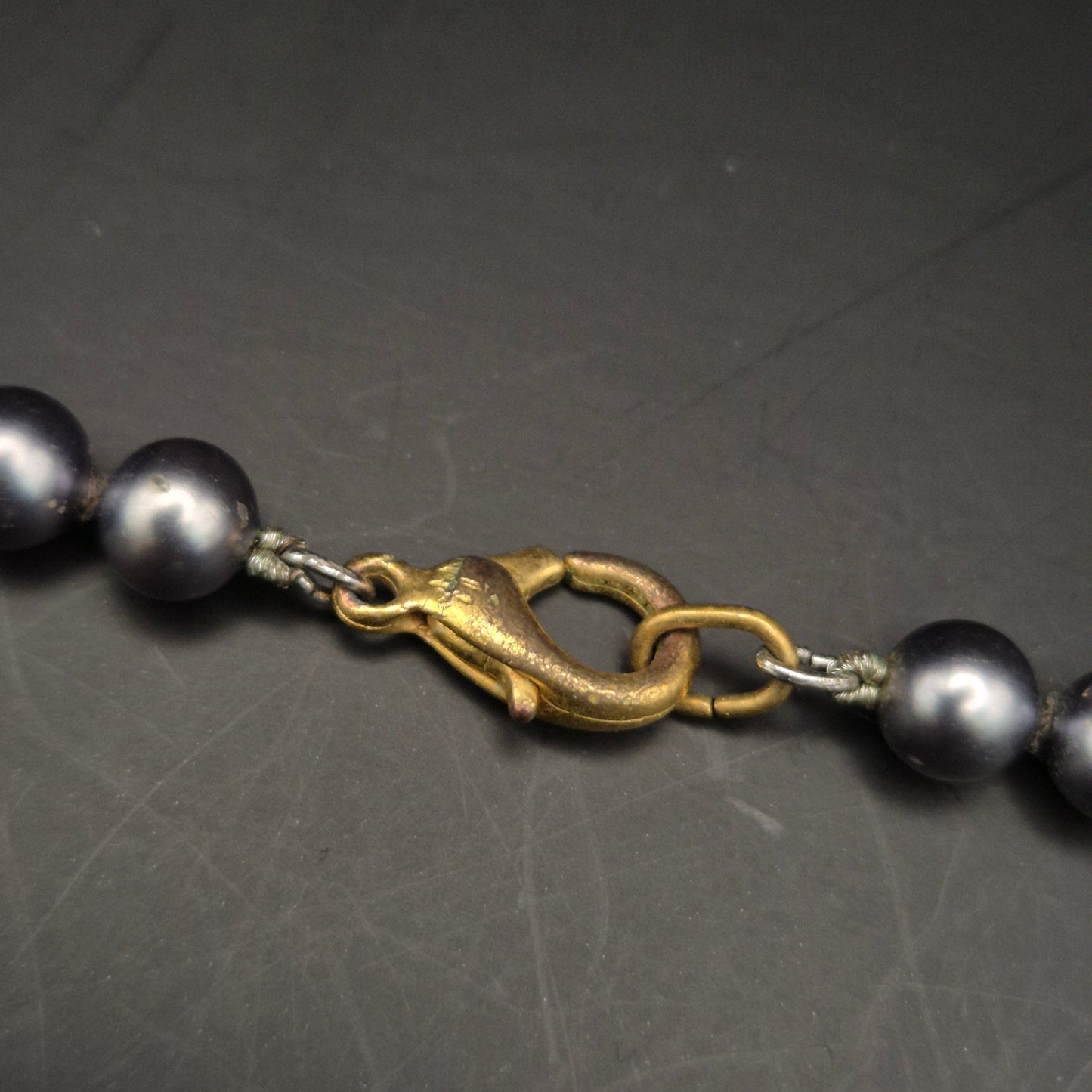 Edle Perlen Kette in Anthrazit – Klassische Eleganz für Damen