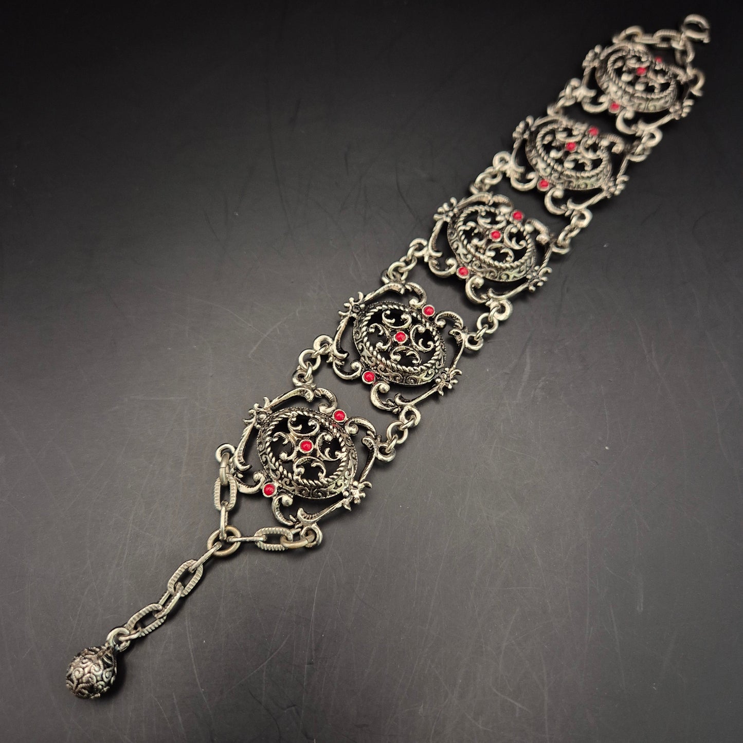 Antikes Silber Armband – Filigranes Design mit korallenroten Akzenten