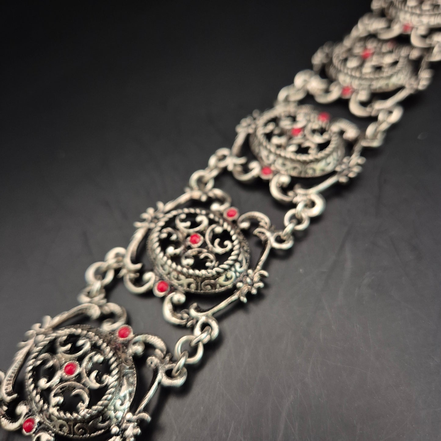 Antikes Silber Armband – Filigranes Design mit korallenroten Akzenten