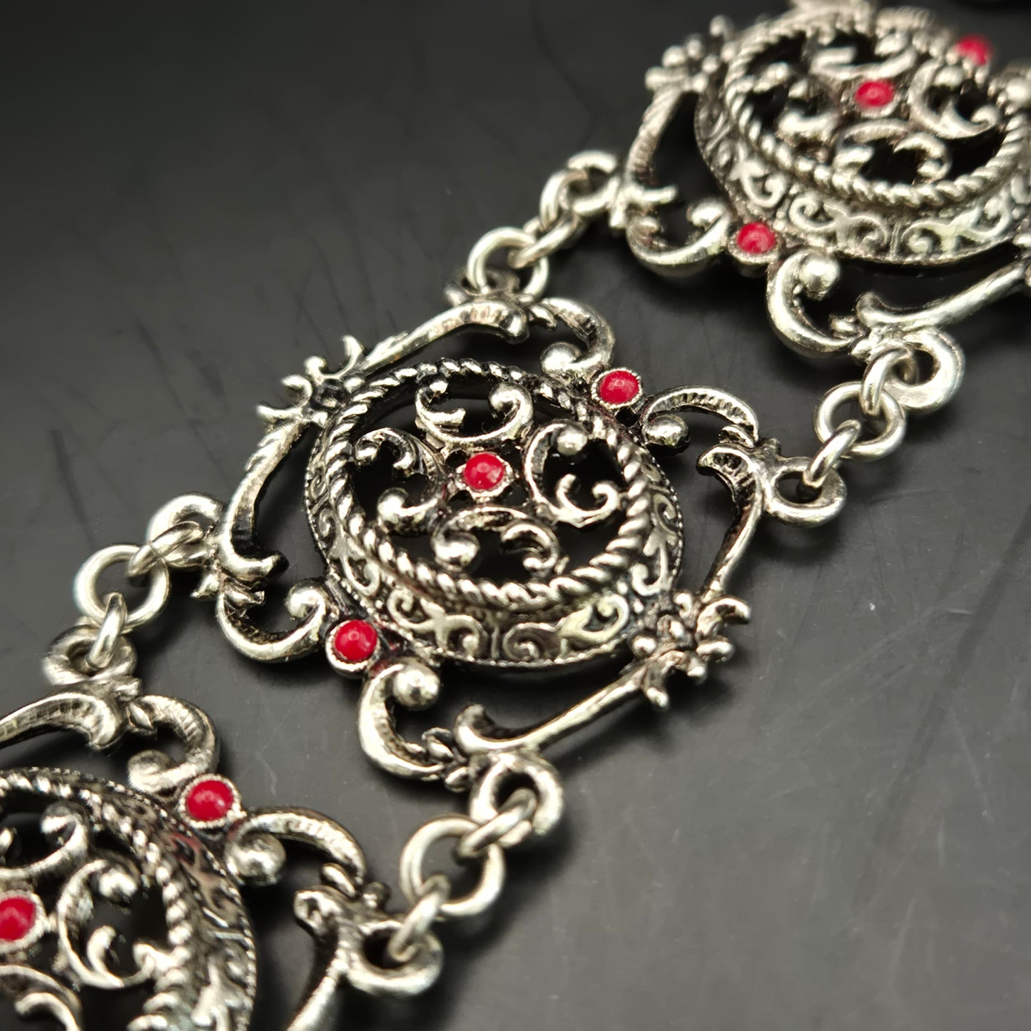 Antikes Silber Armband – Filigranes Design mit korallenroten Akzenten