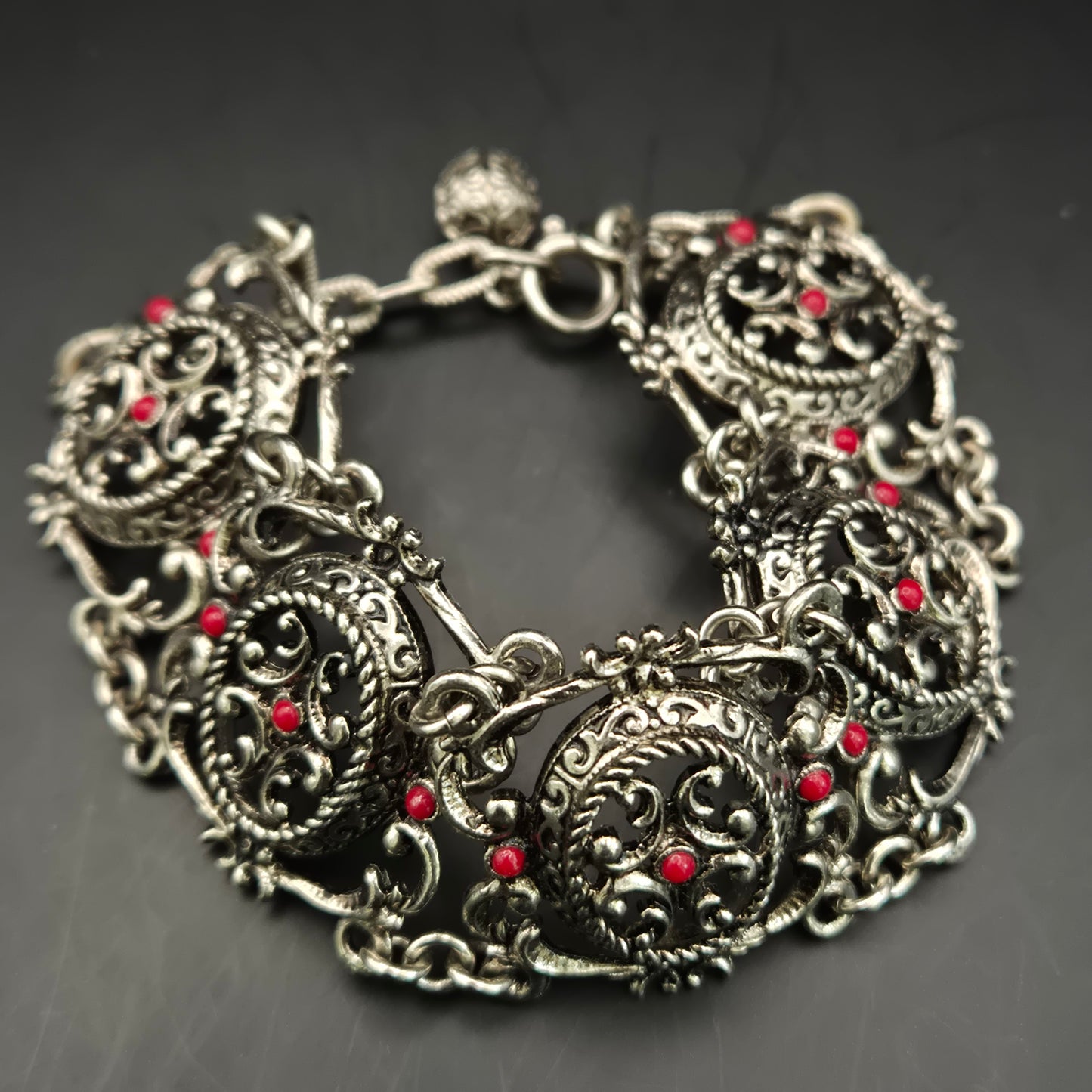 Antikes Silber Armband – Filigranes Design mit korallenroten Akzenten