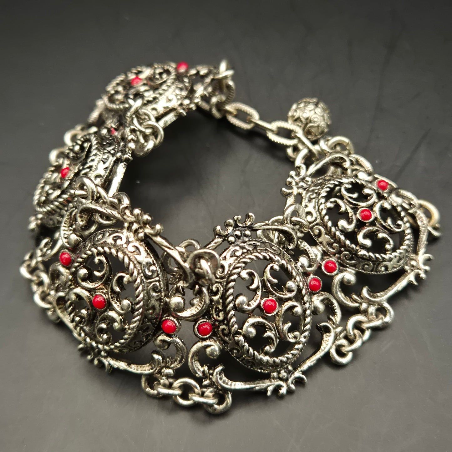 Antikes Silber Armband – Filigranes Design mit korallenroten Akzenten