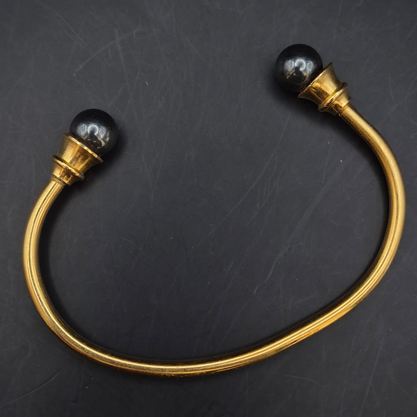Eleganter Goldfarbener Armreif mit Perlen – Klassisches Damen Accessoire