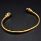 Eleganter Goldfarbener Armreif mit Perlen – Klassisches Damen Accessoire