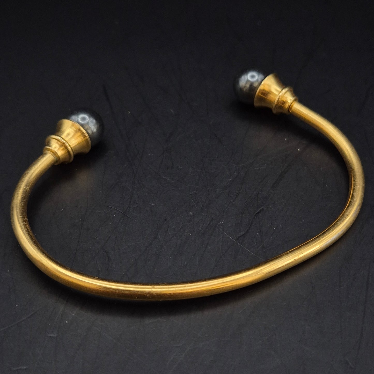 Eleganter Goldfarbener Armreif mit Perlen – Klassisches Damen Accessoire