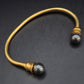 Eleganter Goldfarbener Armreif mit Perlen – Klassisches Damen Accessoire