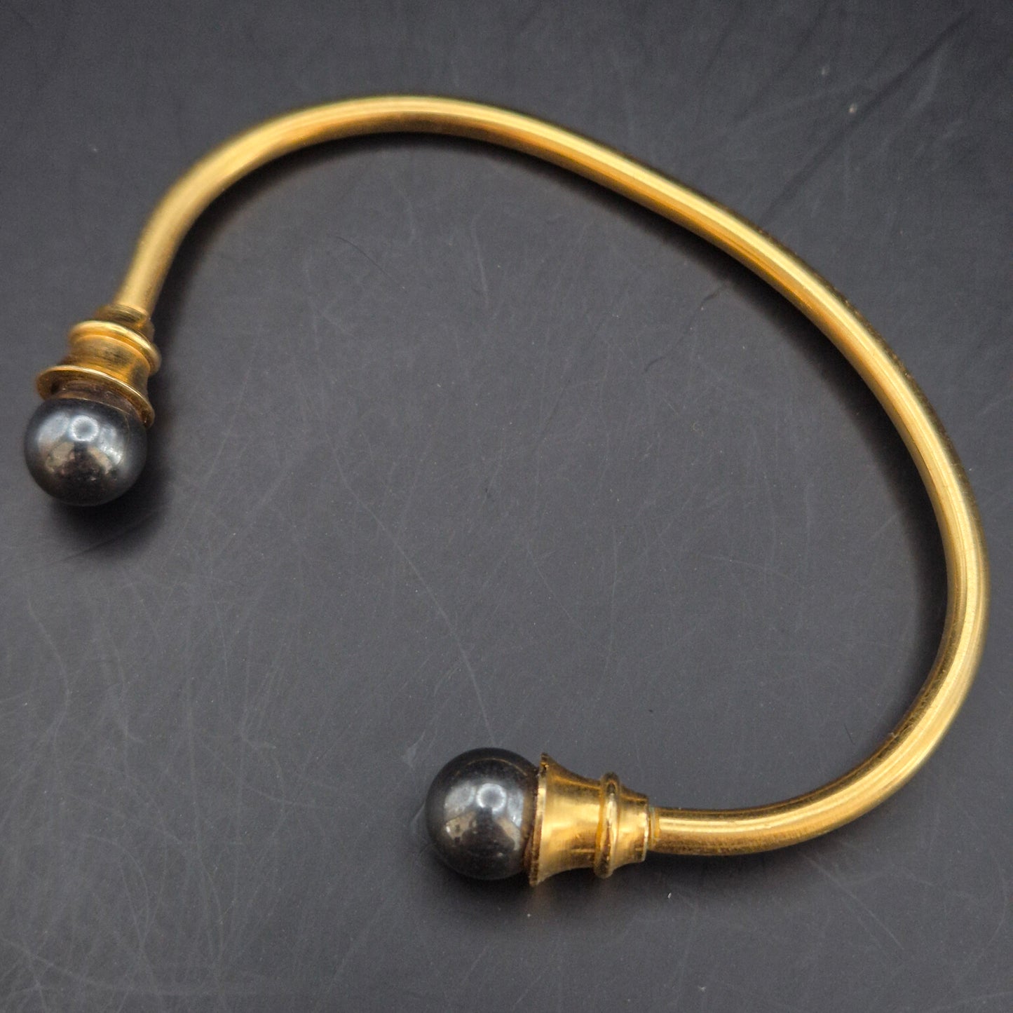 Eleganter Goldfarbener Armreif mit Perlen – Klassisches Damen Accessoire