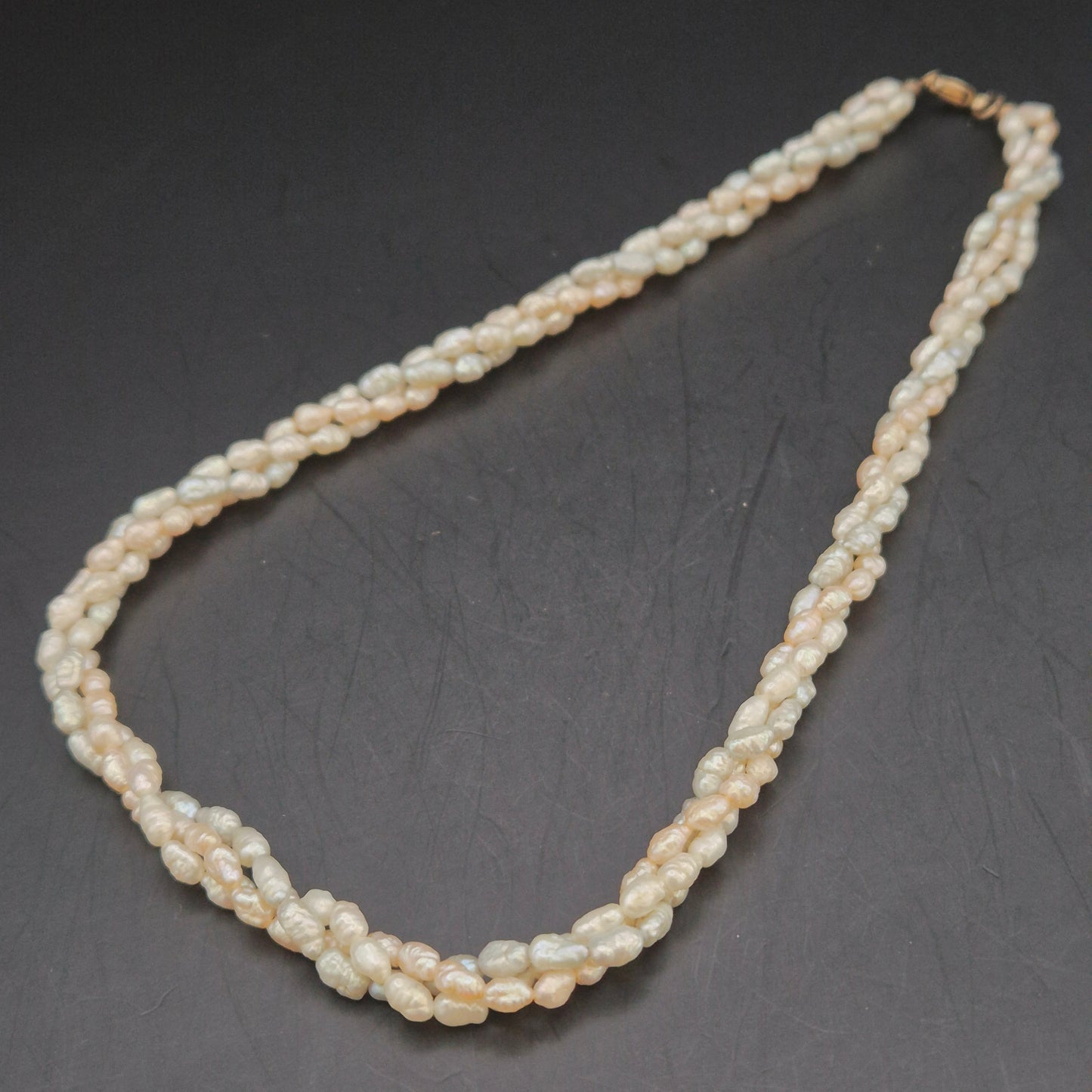 Elegante Drei-Strang Süßwasserperlen Kette – Verspielter Perlenschmuck