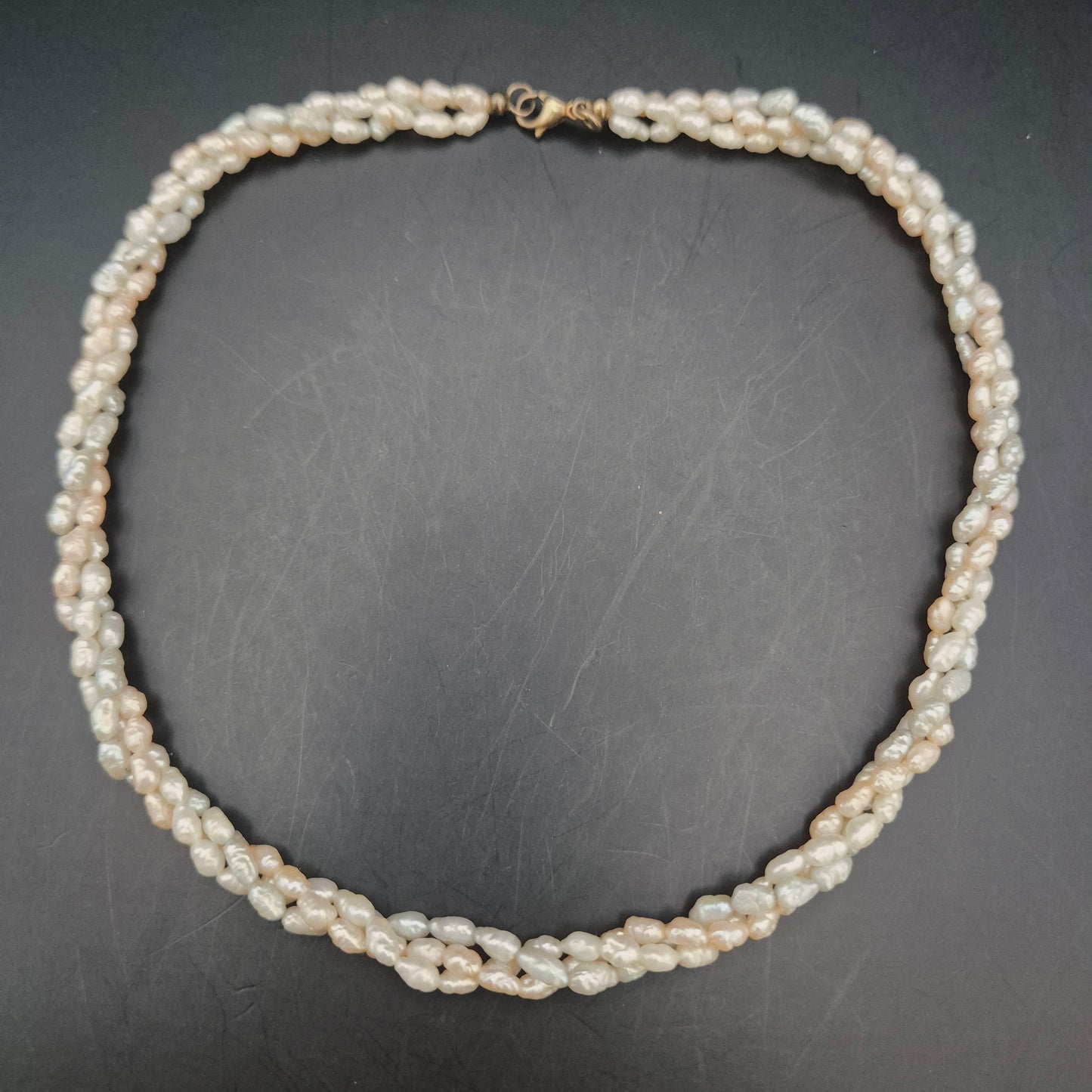 Elegante Drei-Strang Süßwasserperlen Kette – Verspielter Perlenschmuck