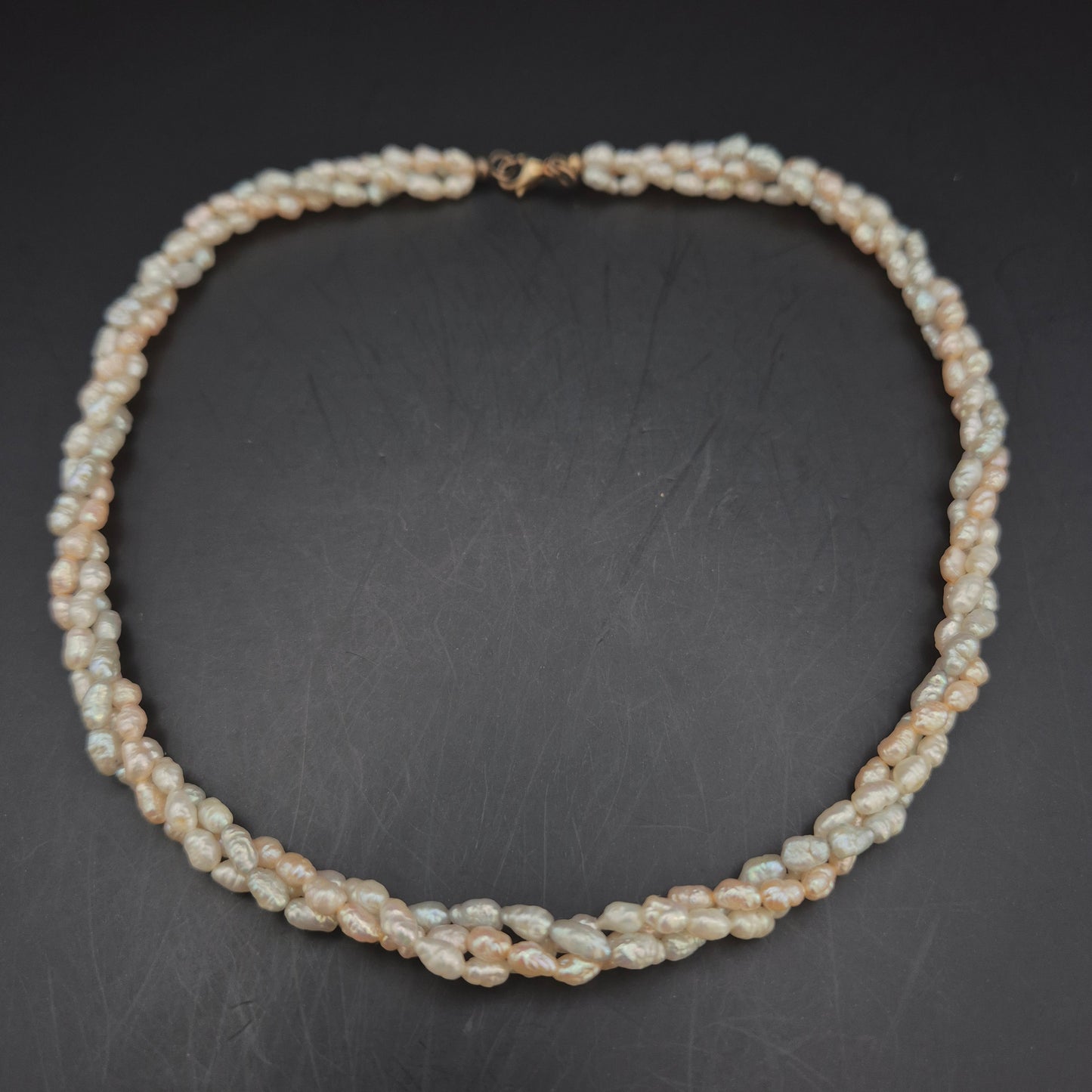 Elegante Drei-Strang Süßwasserperlen Kette – Verspielter Perlenschmuck