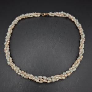 Elegante Drei-Strang Süßwasserperlen Kette – Verspielter Perlenschmuck