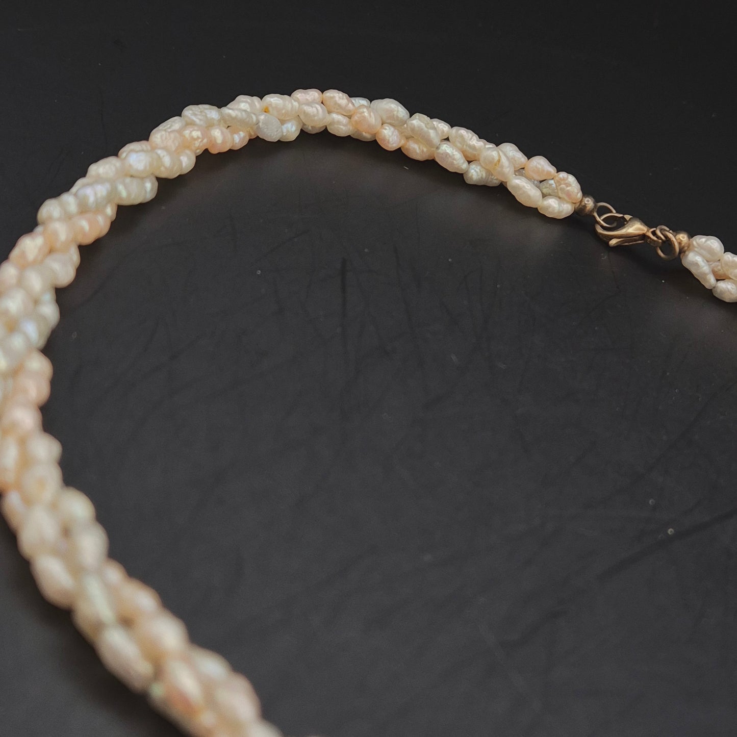 Elegante Drei-Strang Süßwasserperlen Kette – Verspielter Perlenschmuck