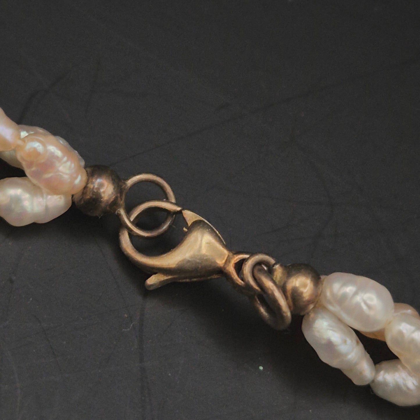 Elegante Drei-Strang Süßwasserperlen Kette – Verspielter Perlenschmuck