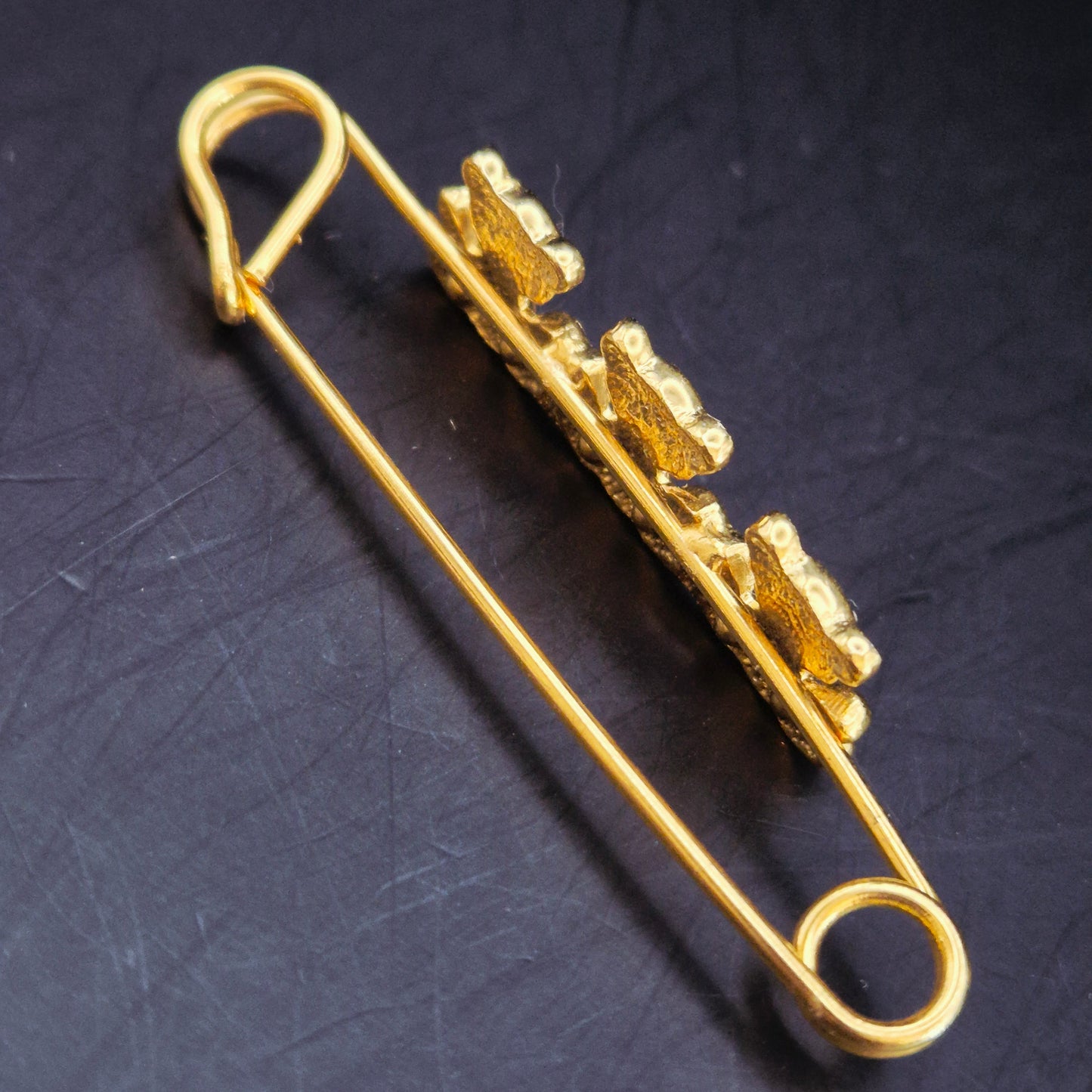 Goldene Teddybären Brosche – Verspieltes Design mit Funkelnden Augen