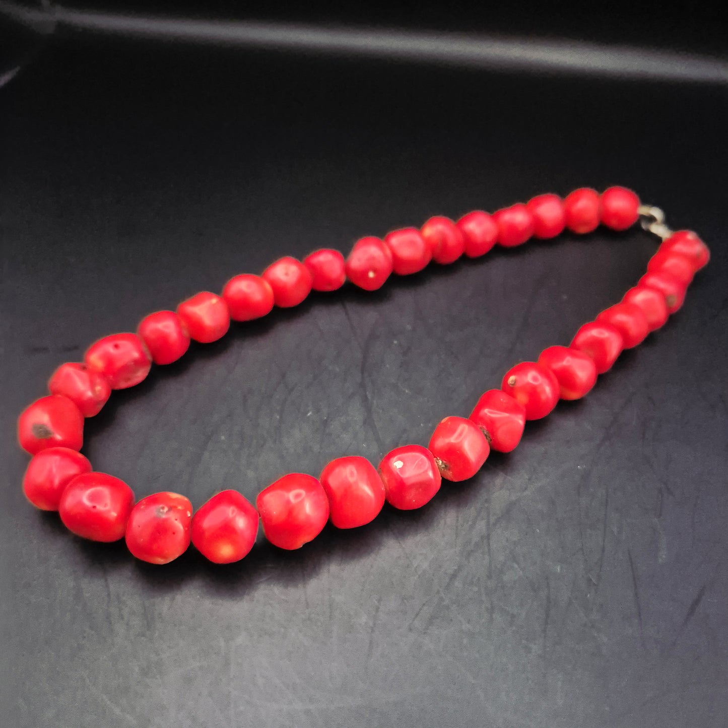 Markante Rote Korallen Kette – Rustikaler Boho-Stil für Damen