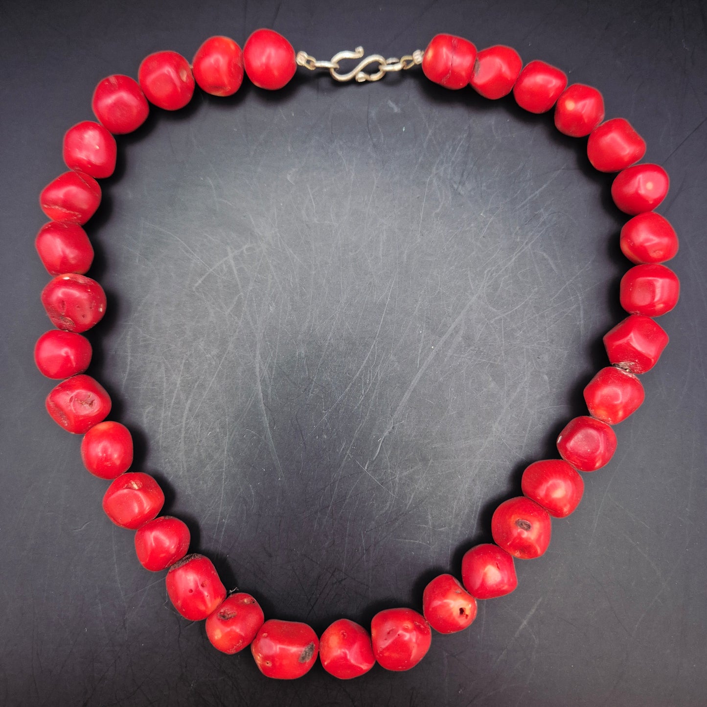 Markante Rote Korallen Kette – Rustikaler Boho-Stil für Damen