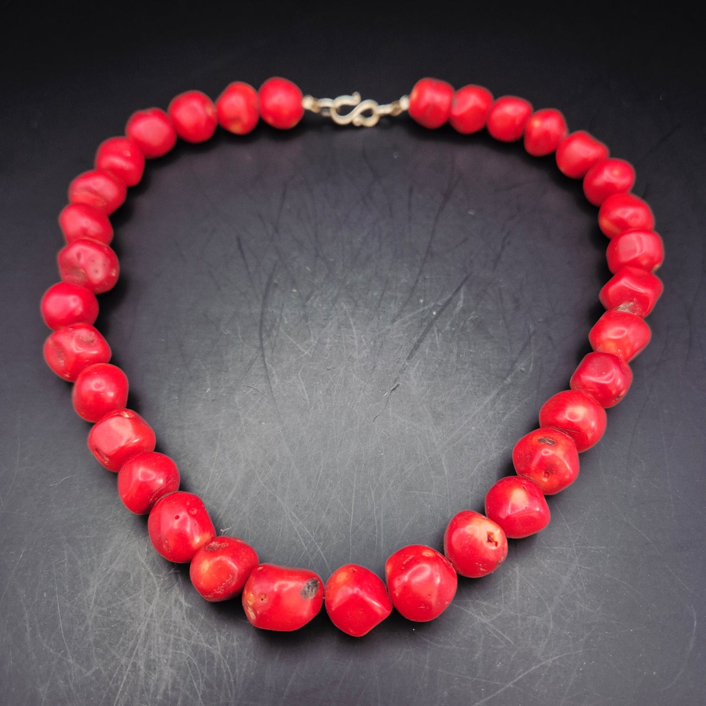 Markante Rote Korallen Kette – Rustikaler Boho-Stil für Damen