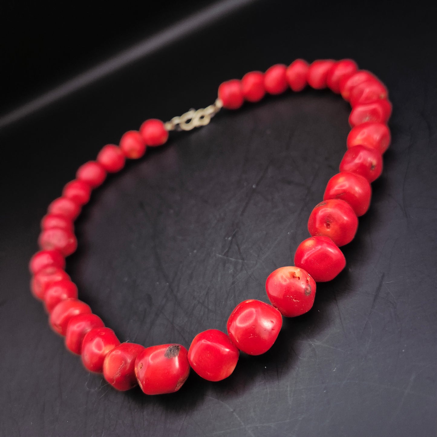 Markante Rote Korallen Kette – Rustikaler Boho-Stil für Damen