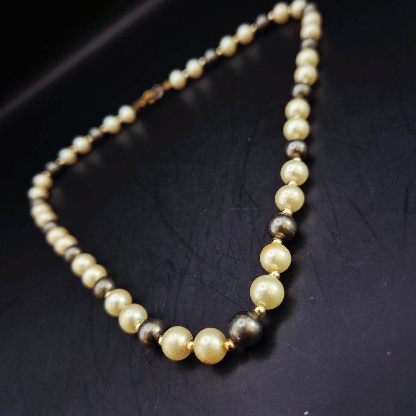 Edle Perlen Damen Kette – Klassisches Design in Creme und Anthrazit