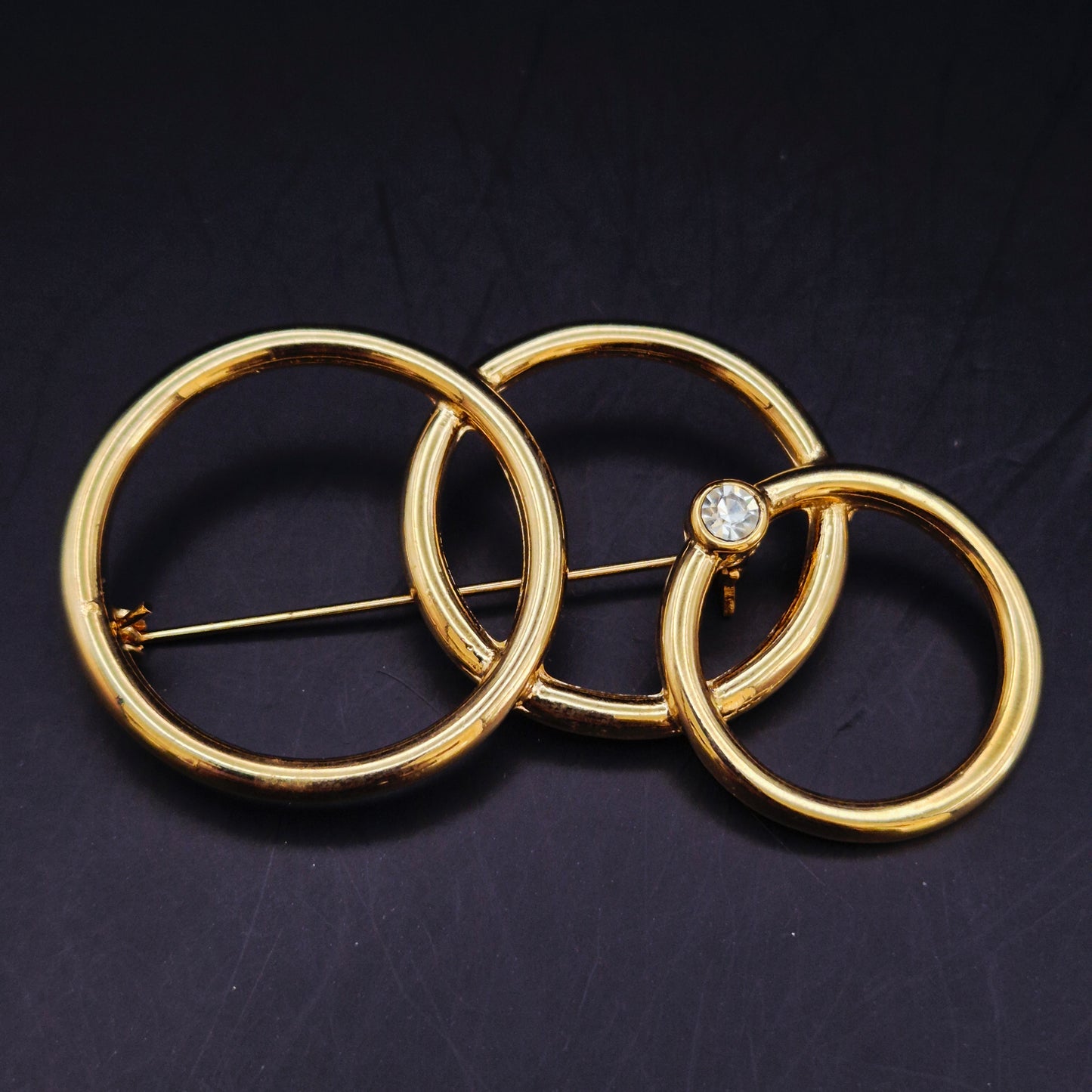 Elegante Brosche mit ineinandergreifenden Ringen – Goldfarbenes Vintage Design