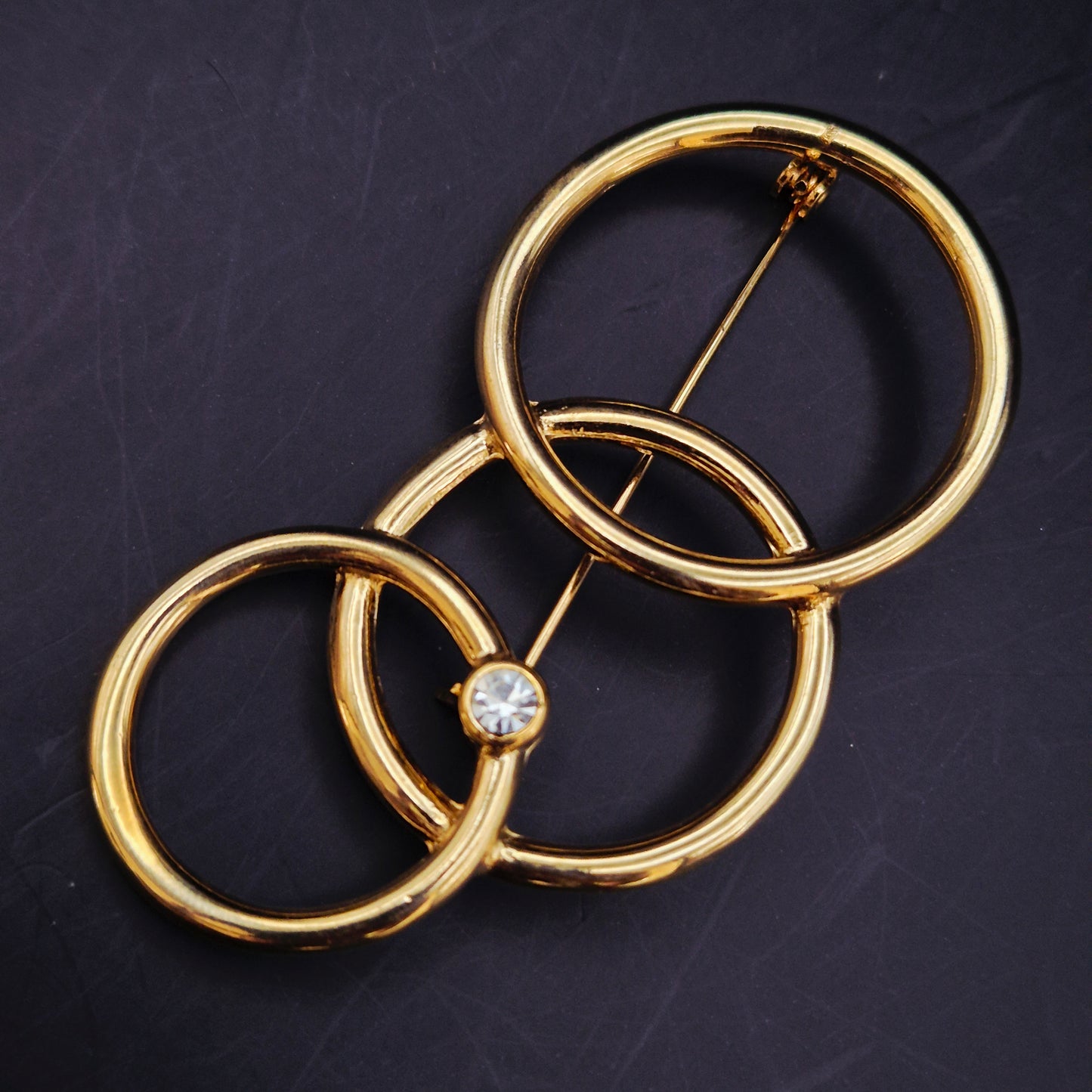 Elegante Brosche mit ineinandergreifenden Ringen – Goldfarbenes Vintage Design