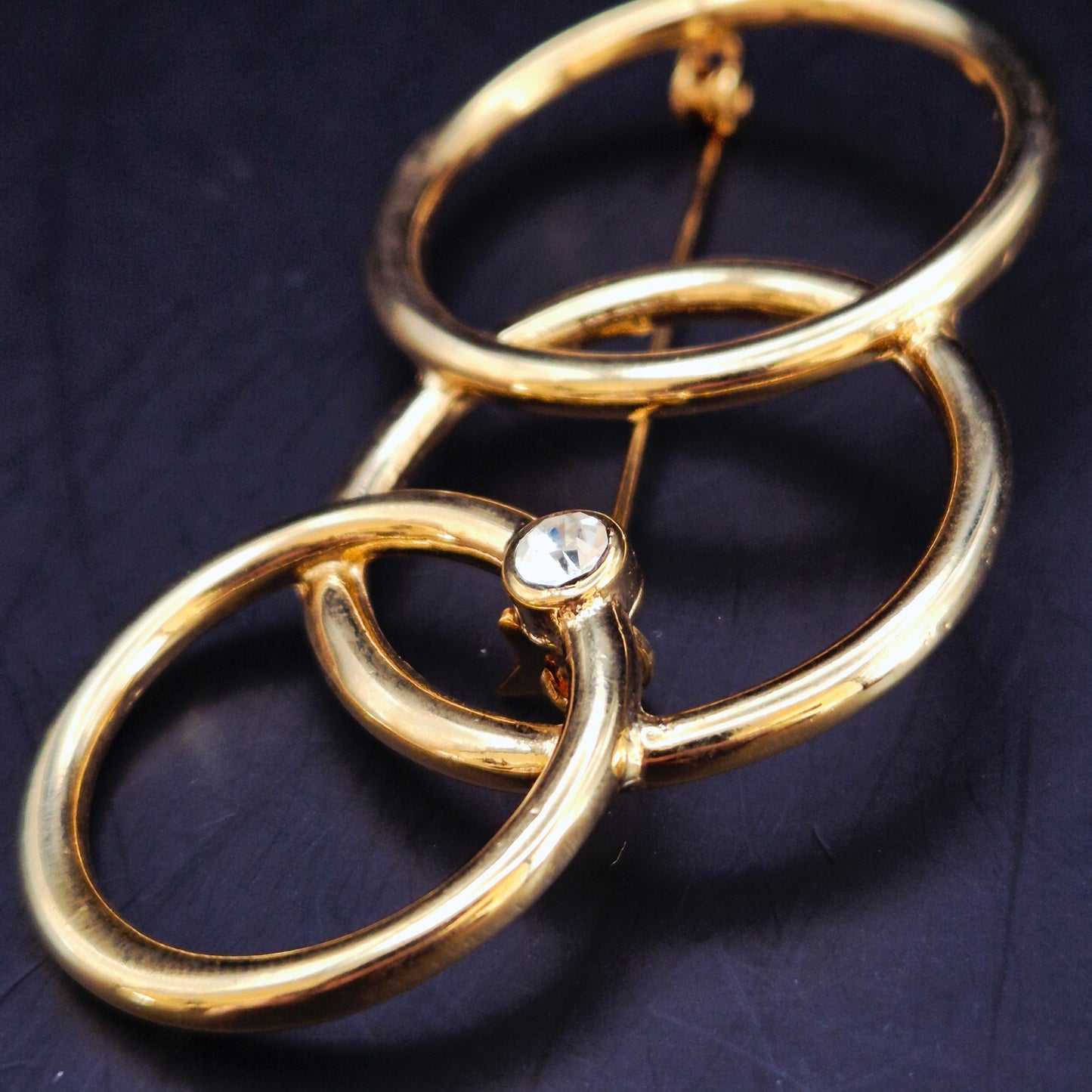 Elegante Brosche mit ineinandergreifenden Ringen – Goldfarbenes Vintage Design