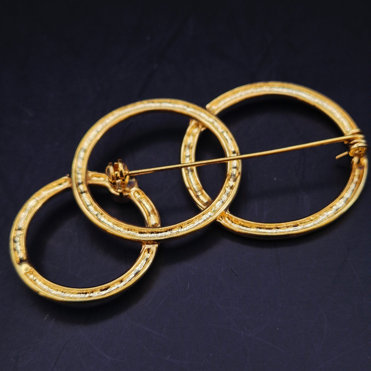 Elegante Brosche mit ineinandergreifenden Ringen – Goldfarbenes Vintage Design