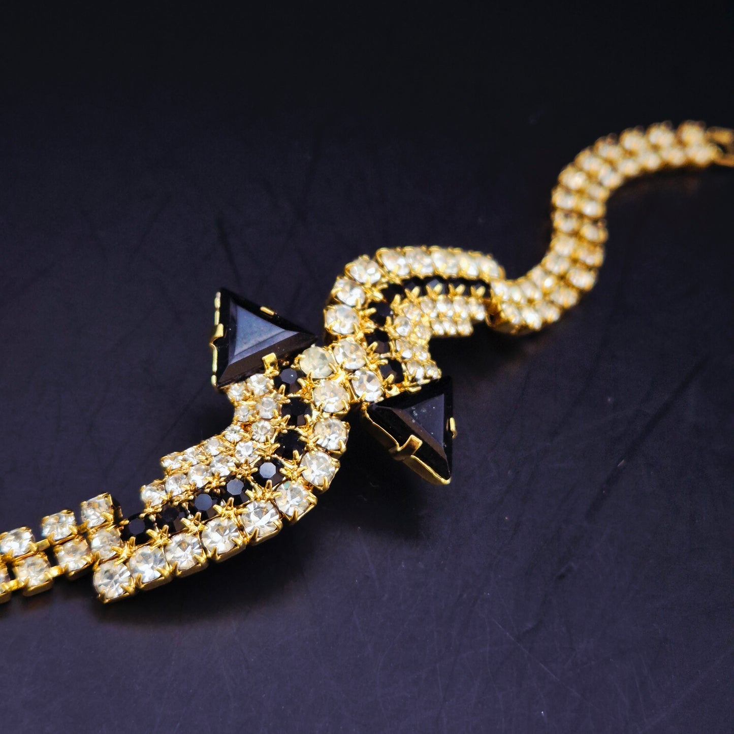 Exklusives Strass Armband – Vintage Design mit schwarzen Akzenten