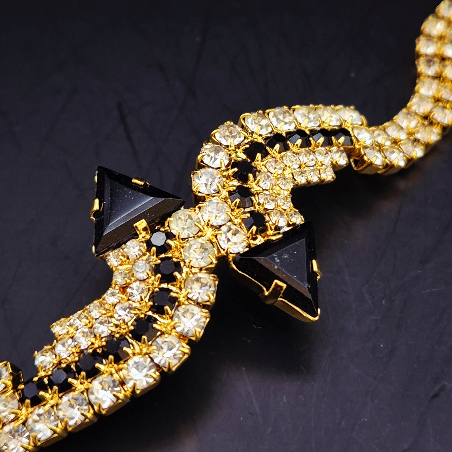 Exklusives Strass Armband – Vintage Design mit schwarzen Akzenten