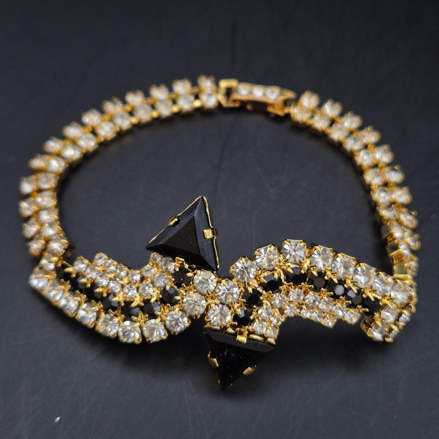 Exklusives Strass Armband – Vintage Design mit schwarzen Akzenten