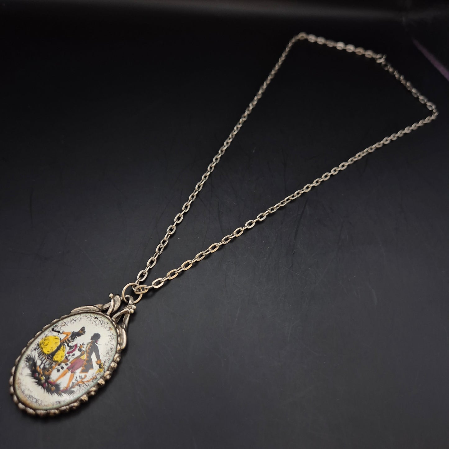 Vintage Halskette mit Medaillon – Galantes Paar im Rokoko-Stil