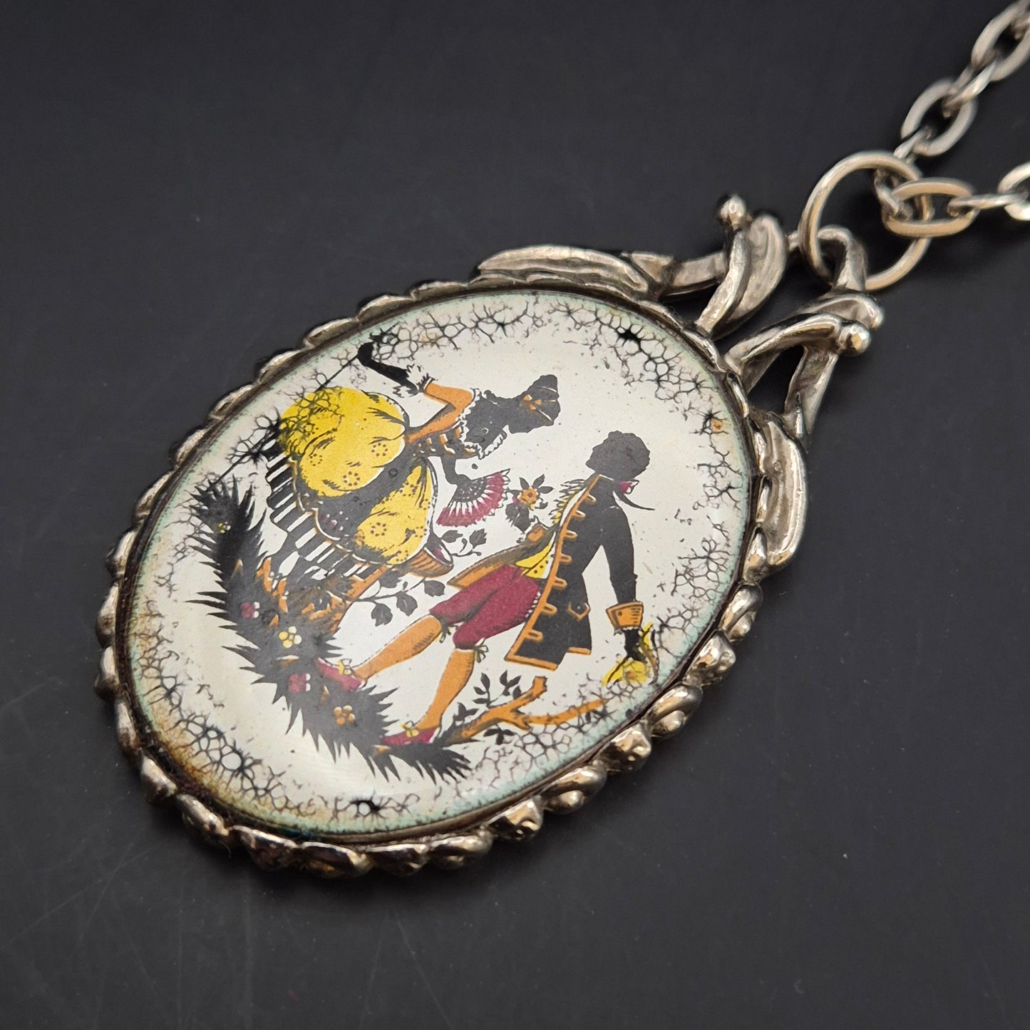 Vintage Halskette mit Medaillon – Galantes Paar im Rokoko-Stil