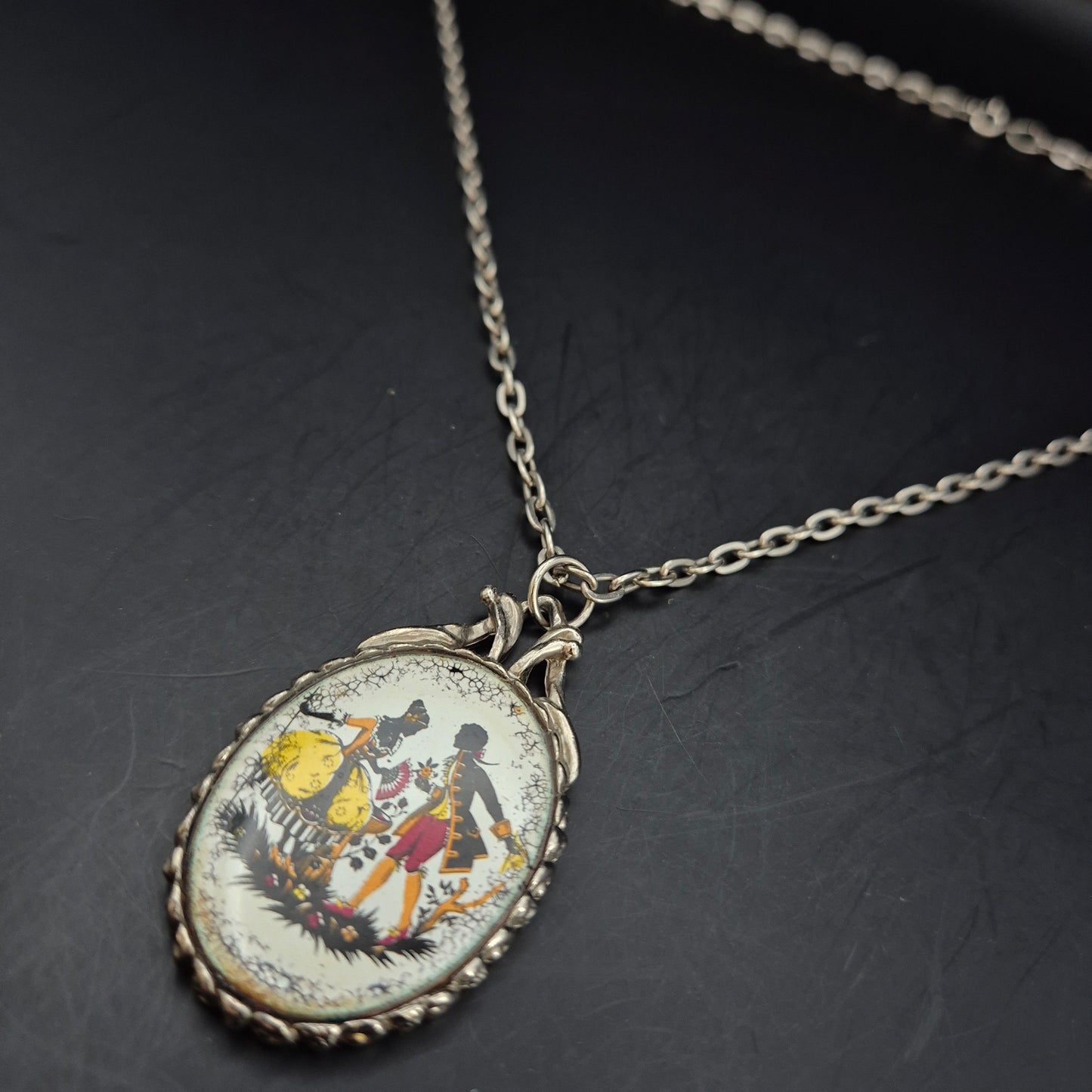 Vintage Halskette mit Medaillon – Galantes Paar im Rokoko-Stil