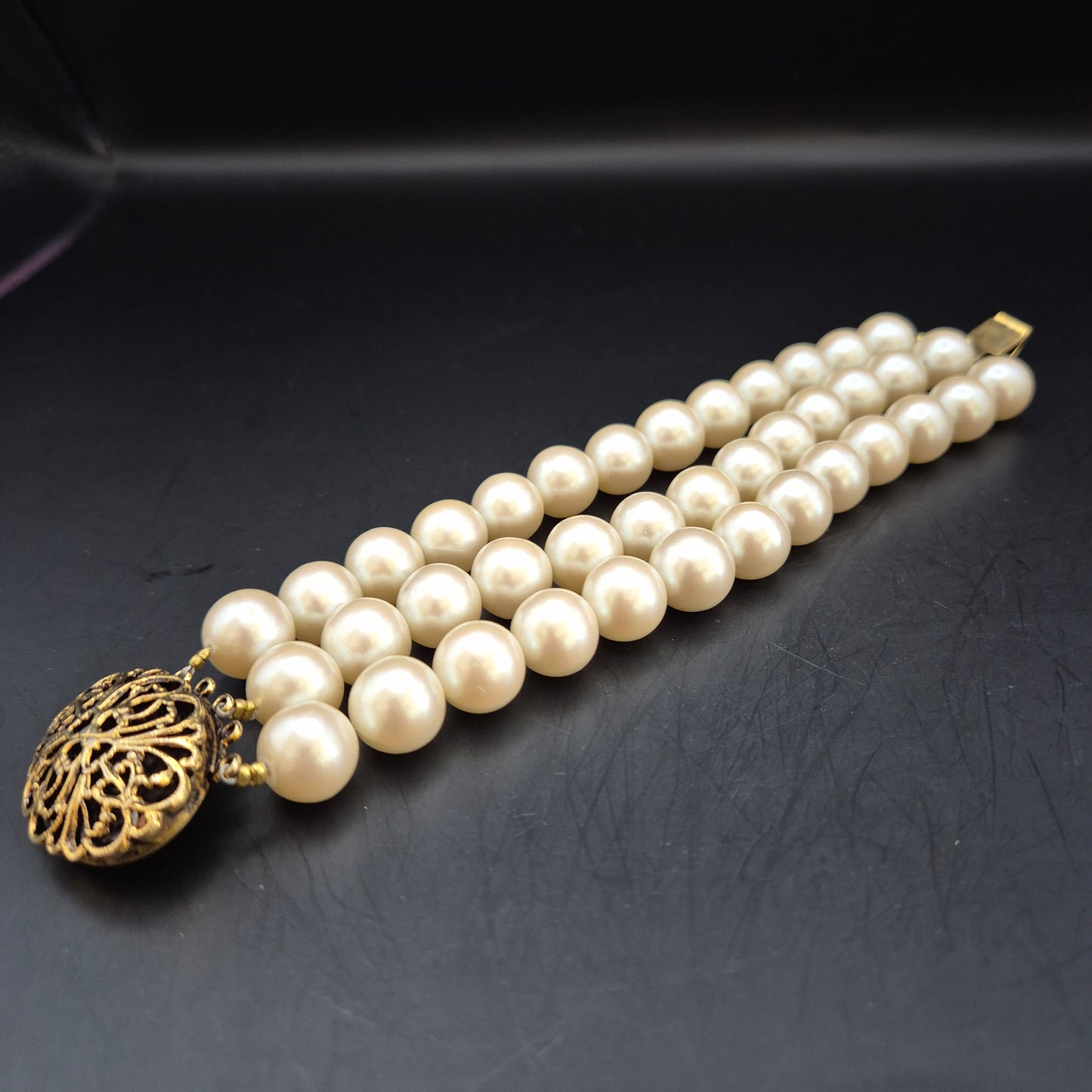 Elegantes Perlenarmband – Dreireihiges Damen Armband mit Vintage-Verschluss